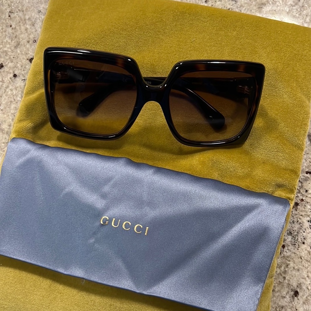 Authentic GUCCI Sunglasses large like new